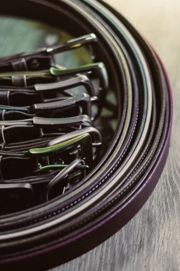 Moda ve tasarım temaları, yaratıcı projelerin geliştirilmesi ve perakende alanlarının geliştirilmesi için ideal doku ve ayrıntıları gösteren birbirine dolanmış kemer ve kliplerin sanatsal bir şekilde kapatılması