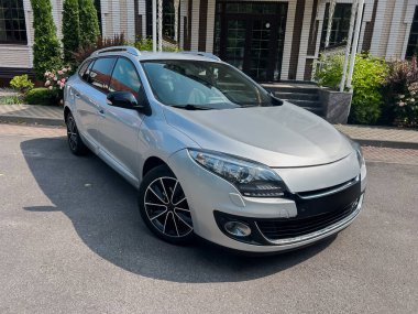 Şık ve modern gümüş renkli bir hatchback şık bir şehir ortamında göze çarpıyor. Şaşılacak derecede şık tasarımı ve dikkat çeken etkileyici performans özelliklerini sergiliyor.