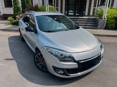 Parlak, gümüş renkli bir hatchback, modern tasarımı ve şık özelliklerini sergileyerek, şehir yaşamını ve maceraları yönetmek için mükemmel bir yer haline gelmiştir.