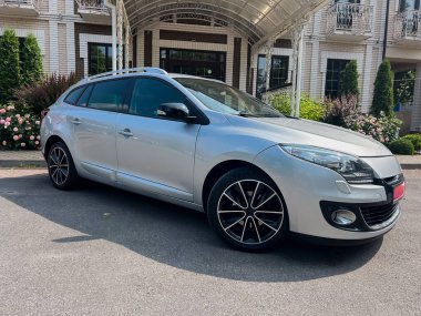 Modern gümüş renkli bir hatchback araba zarif bir şekilde açık hava mekanına park edilir, şık tasarım ve şık özellikler sergilenir, otomotiv meraklıları için mükemmeldir..