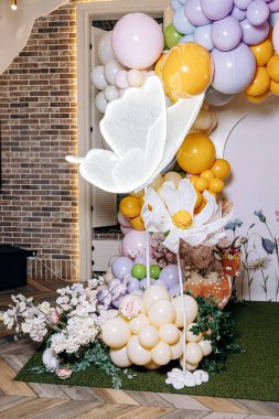Canlı çiçeklerle süslenmiş güzel bir balon kemeri, doğum günleri ya da düğünler gibi özel etkinlikler için çarpıcı bir zemin hazırlıyor, şenlikli atmosferi güçlendiriyor.