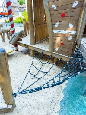 Canlı ve heyecan verici bir oyun parkı keşfedin. İçinde tırmanma ağı ve kumlu bir alan gibi dikkat çekici bir korsan gemisi yapısı bulunan oyun alanı. Çocuklar için macera dolu oyun saatleri için mükemmel.