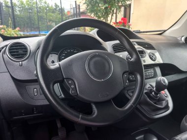 Detaylı bir direksiyon simidi, kusursuz kontroller ve modern bir tasarım içeren bu şık iç mekanı keşfedin, otomotiv meraklılarının hayran kalmaları ve eğlenmeleri için mükemmel.