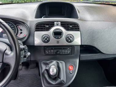 Modern bir arabanın gelişmiş kontrolleri, renkli ekranları ve ergonomik vites değiştiricisi olan şık bir gösterge paneli vardır. Hepsi de keyifli sürüş için geniş ve rahat bir kamarada.