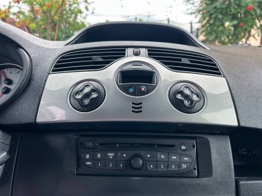 Gösterişli bir iç mekan, gelişmiş bir gösterge paneli tasarımı ses kontrolleri, iklim ayarlama düğmeleri ve modern bir sürüş deneyimi için şık bir düzen içeriyor..