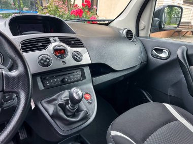 Pürüzsüz gösterişli bir gösterge paneli, modern vites kolları ve lüks koltukları olan küçük bir arabanın çekici bir iç çekimi. Otomotiv ve yaşam tarzı tasarım projeleri için mükemmel