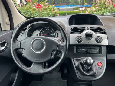 Modern bir gösterge paneli, ileri teknoloji, ergonomik direksiyon ve rahat bir sürüş deneyimi için düzgün vites koluyla kompakt bir iç mekan keşfedin.