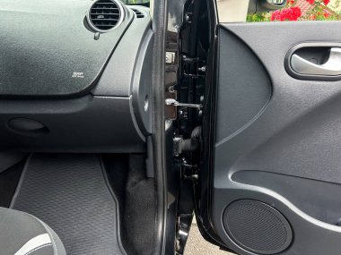 Araba kapısının bu yakın çekimi, otomotiv tasarımı ve mühendislik projeleri için harika bir referans görevi gören dokulu panelleri ve gömülü ses hoparlörlerini ön plana çıkarıyor.