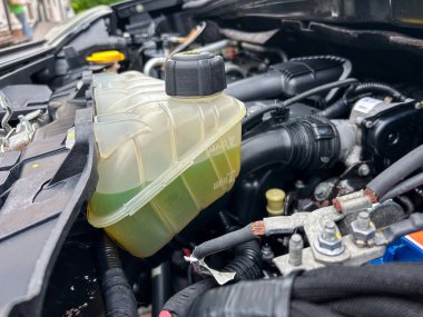 Bu, otomotiv mühendisliğinin ve en uygun araç performansı için bakımın önemini vurgulayan bir motor soğutucu deposu ve bileşenlerini ayrıntılandırır