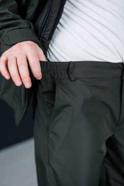 Şık bir model hafif eşofman ve şık bir ceket gösterir, günlük geziler, antrenmanlar ve hafta sonları için mükemmeldir, rahat ve rahat bir şekilde harmanlanır.