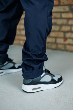 Moda spor ayakkabılarımız ve şık günlük kıyafetlerimizle mükemmel bir stil ve konfor karışımı keşfedin. Şehir ortamları ve günlük maceralarınız için ideal olacak şekilde tasarlandı.