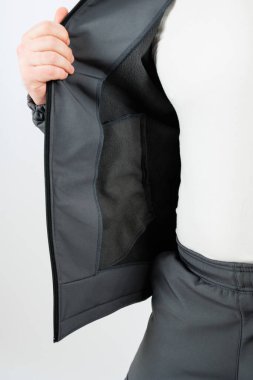 Bu yakın plan, iç tasarımı ve pratik cepleri olan şık siyah bir ceket gösteriyor. Modern moda meraklıları için biçime ve işlevlere değer veren