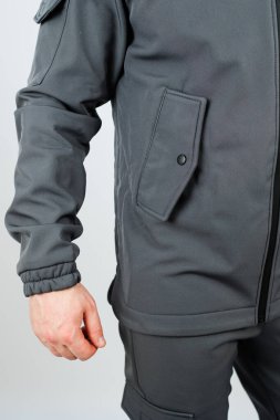 Gardırobunuzu, tüm açık hava maceralarınız için mükemmel olan bu son derece şık gri dış giyim ile yükseltin. İşlevsel cepleri var ve rahat bir uyum sağlıyor.