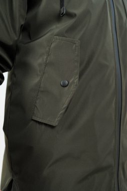 Bu zarif zeytin yeşili ceket modern modayla pratik özellikleri ustalıkla harmanlıyor. Ek işlevsellik için uygun bir düğmeli cep içerir