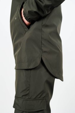 Şık ve şık bir açık hava elbisesi gösteriliyor. Canlı yeşil bir ceket ve eşleşen kargo pantolonu var. Maceralı geziler için mükemmel.