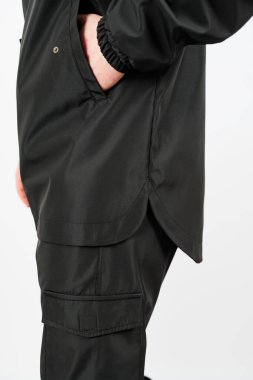 Bu işlevsel kargo pantolonu ile eşleştirilmiş şık siyah ceket şehir modası için idealdir, günlük geziler ve sokak kıyafetleri meraklıları için mükemmeldir.