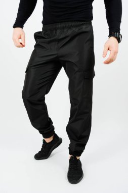 Sıradan geziler, hafta sonu gezileri ya da aktif maceralar için mükemmel siyah kargo pantolonları keşfedin. Konfor ve pratik için elastik bir bel bandı kullanırlar.