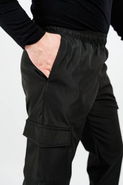 Esnek bel ve yan cepleri olan, gündelik kıyafet ve açık hava aktiviteleri için ideal, modern siyah kargo pantolonları keşfedin. Çabasız biçim işlevsellikle buluşur.
