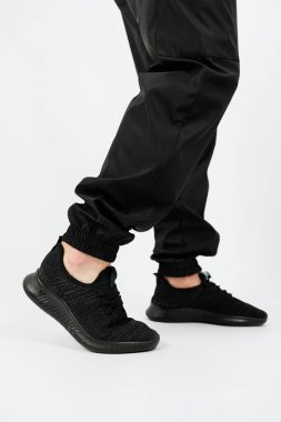 En büyük rahatlığı ve inkâr edilemez stili bu parlak siyah spor ayakkabılarla yaşayın. Spor için mükemmel tasarlanmış, günlük gezintiler ve günlük rutinler.