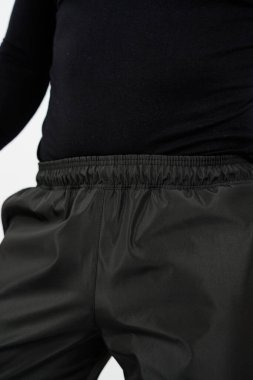 Hem açık hava aktiviteleri hem de günlük konfor için ideal, şık bir uzun kollu üst ile uyumlu şık siyah elastik pantolon içeren gündelik kıyafetlerin çok yönlülüğünü keşfedin