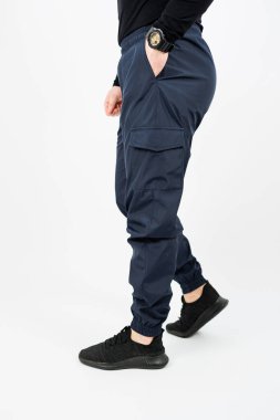 Havalı lacivert erkek kargo pantolonlarımızı keşfedin, şık elastik kelepçeler, birden fazla yan cepler, ve rahat bir uyum, günlük geziler ya da açık hava aktiviteleri için mükemmel