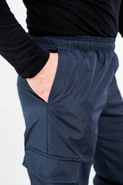 Rahat, elastik bir kemer ve birkaç cebi olan modern kargo pantolonları keşfedin. Sıradan geziler ve çeşitli açık hava aktiviteleri için mükemmeldir.