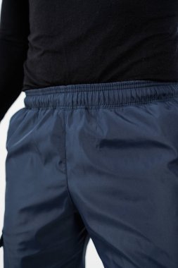 Donanma performans pantolonları ve sporcular ve spor meraklıları için tasarlanmış siyah bir bluzla mükemmel konfor ve tarzın tadını çıkarın.