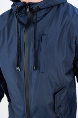 Bu lacivert rüzgarlık ceketle her havada şık ve rahat olun. Bu ceket, ayarlanabilir bir kaput ve günlük giysiler için mükemmel çoklu işlevsel cepler içeriyor.