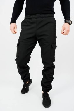 Modern bir şehir görüntüsü için konfor ve işlevselliği birleştiren, erkekler için tasarlanmış şık siyah kargo pantolonları keşfedin. Sıradan geziler ya da açık hava aktiviteleri için mükemmel..