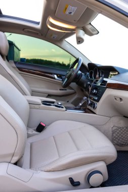 Şaşaalı deri koltukları olan bu çarpıcı otomobille sofistike deneyimler yaşayın. Konforu ve stili mükemmel bir şekilde tamamlayan bir kontrol paneli.