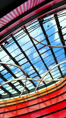 Bu mimari şaheserin canlı renklerine ve karmaşık tasarımlarına dalın, berrak mavi gökyüzünün ve dramatik çizgilerinin çarpıcı görsellerini sergileyin.