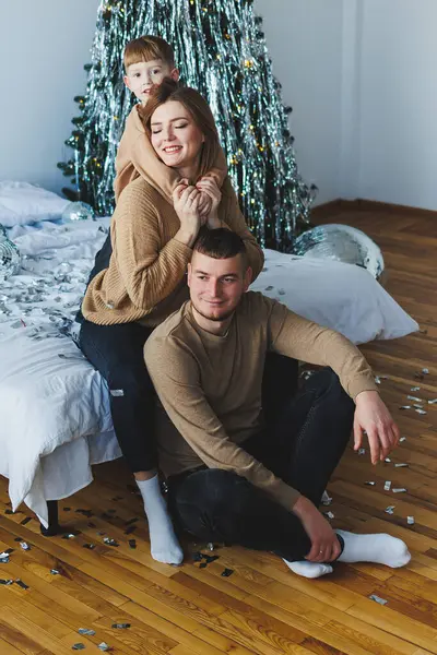 Neşeli bir aile, her yerde sevgi ve kahkahalarla dolu bir şenlik sezonunu kutlamak için, çok güzel dekore edilmiş bir alanda inanılmaz sıcak ve içten bir anı yakalar.