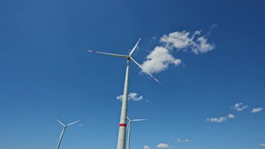 Mavi gökyüzüne karşı büyük rüzgar türbinleri. Yel değirmenleri enerji üretir. Mavi gökyüzü.