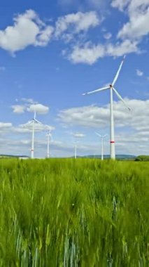 Enerji üreten yel değirmenleri olan yeşil alan. Rüzgar türbinleri alanda durur ve eko-enerji üretir. Avrupa 'da bir yerlerde yel değirmenleri.