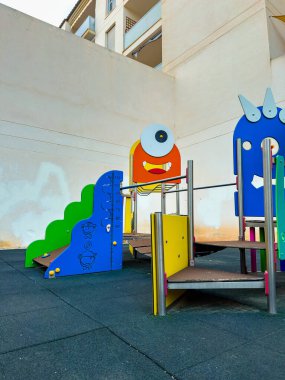 Renkli oyun alanı yapıları dost canlısı canavarlar gibi tasarlanarak çocukları gün ışığında canlı bir şehir parkında oyun oynamaya ve keşfetmeye teşvik ediyor..