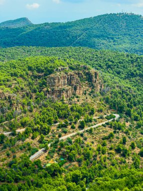 Geniş yeşil manzaralar ufuk boyunca uzanır, kayalık uçurumlar ve dolambaçlı yollarla benekli. Bu dingin ortam keşif ve maceraya davetiye çıkarıyor..