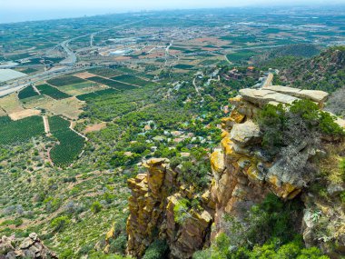 Bereketli yeşil tarlaların engebeli kayalıklarla buluşması, canlı vadiler ve engin gökyüzünün altındaki uzak tepeler gibi nefes kesici bir manzara ortaya çıkıyor. Doğanın güzelliği ruhu cezbeder..