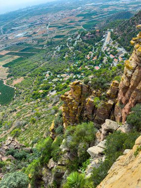 Rocky Cliff, açık bir günde üzüm bağları ve aşağıdaki küçük bir kasabayla dolu yemyeşil bir vadi manzarası sunuyor. Manzara doğal güzellik ve sükuneti sergiliyor..