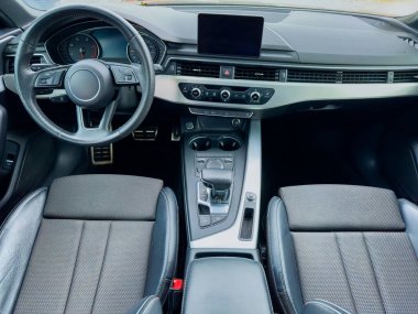 Aracın içinde, yumuşak deri koltuklar rahatlamaya davet ederken minimalist gösterge paneli her sürüş için zarif bir atmosfer yaratarak yüksek teknoloji kontrollerine sahiptir..