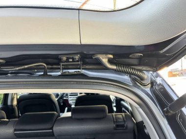 Yakından bakıldığında, sunroof 'un işlevsel parçalarının bir aracın içinde olduğu, parlak gün ışığında işçilik ve mühendisliğin sergilendiği görülüyor..