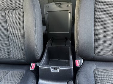 Bu geniş iç mekan modern siyah kumaş koltukları gösteriyor. Maksimum konfor için düzenlenmiş. Merkez konsol uzun sürücüler için ideal, atıştırmalıklar ve temel ihtiyaçlar için kullanışlı depolama sağlar.