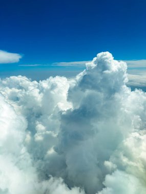 Dalgalanan bulutlar zarif bir şekilde gökyüzünde güneşli ve güneşli bir günde rüya gibi bir atmosfer oluştururken güneş ışığını yansıtıyor..