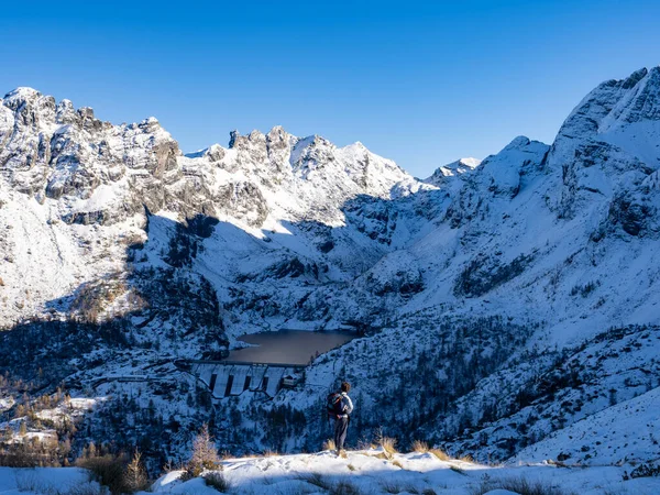 Hegymászó Alpokban Valgerola — Stock Fotó
