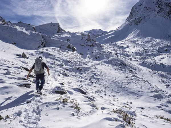 Треккинговая Сцена Зимой Итальянских Альпах — стоковое фото
