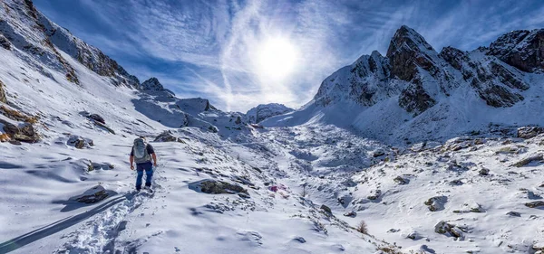 冬季意大利阿尔卑斯山上的旅行场景 — 图库照片