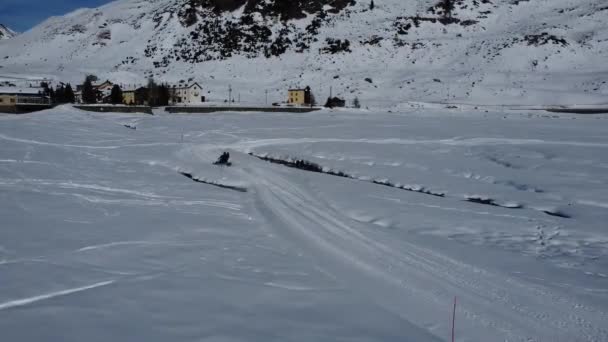 Cena Motos Neve Nos Alpes Italianos — Vídeo de Stock
