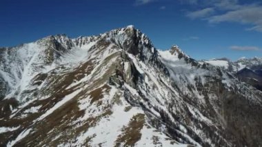 Como Gölü 'nün İtalyan Alplerinde Sasso Dağı Kanalı