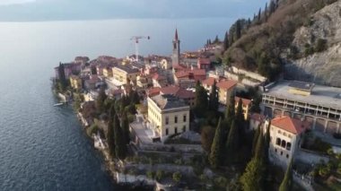 Varenna 'nın havadan görünüşü Como Gölü' ndeki bir köy