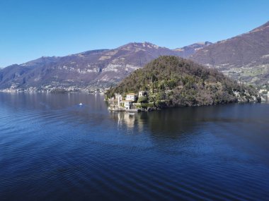 Como Gölü üzerindeki Villa Balbianello yarımadasının havadan görünüşü