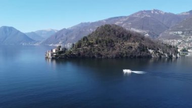 Como Gölü üzerindeki Villa Balbianello yarımadasının havadan görünüşü
